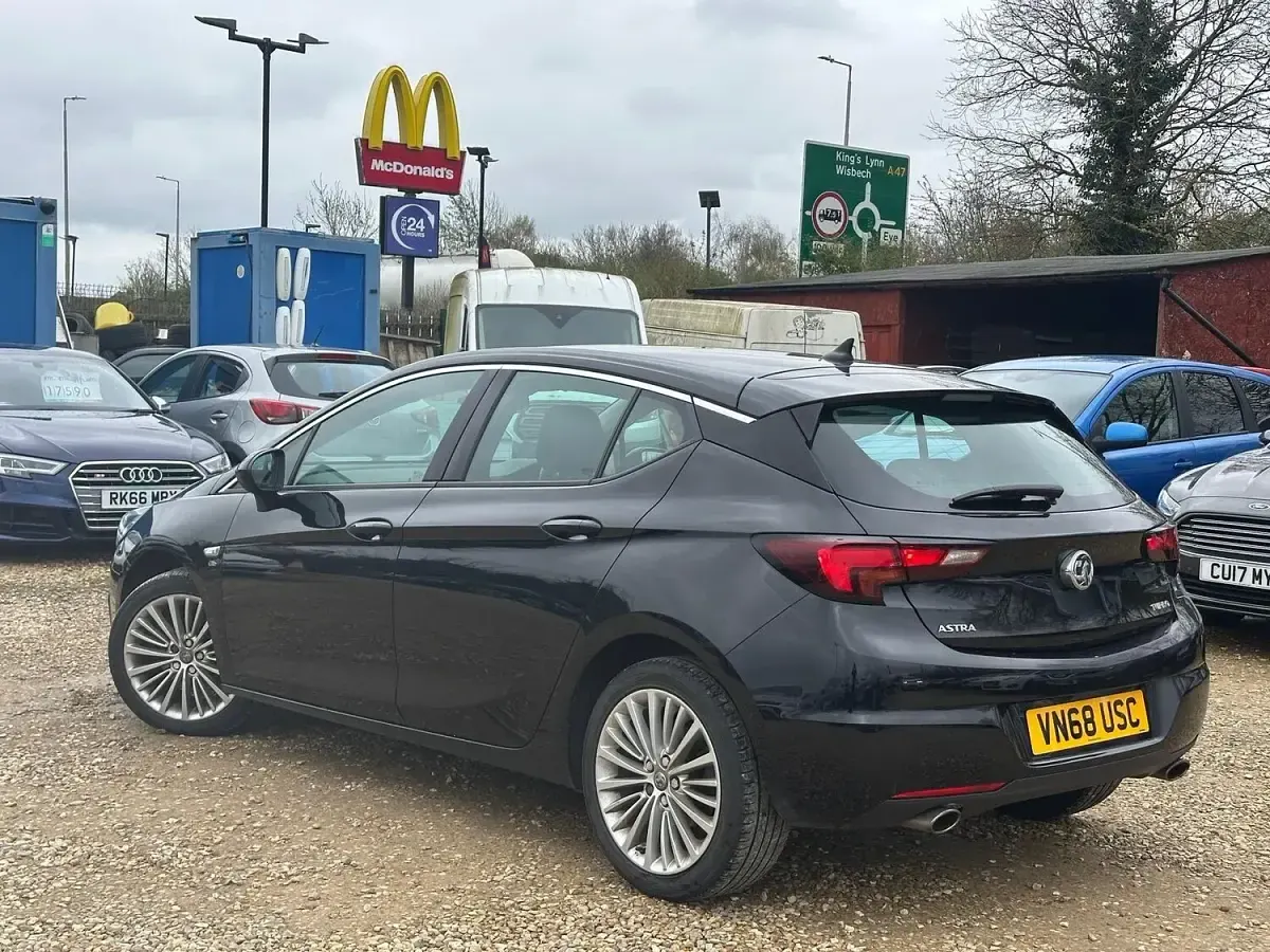 Used Vauxhall Astra Elite 200 HP (147 kW) 2018 Black Hatchback
