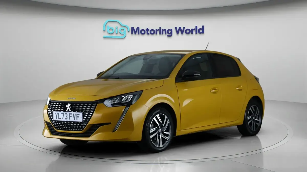 Used Peugeot 208 Allure+ 100 HP (73 kW) 2024 Yellow Hatchback