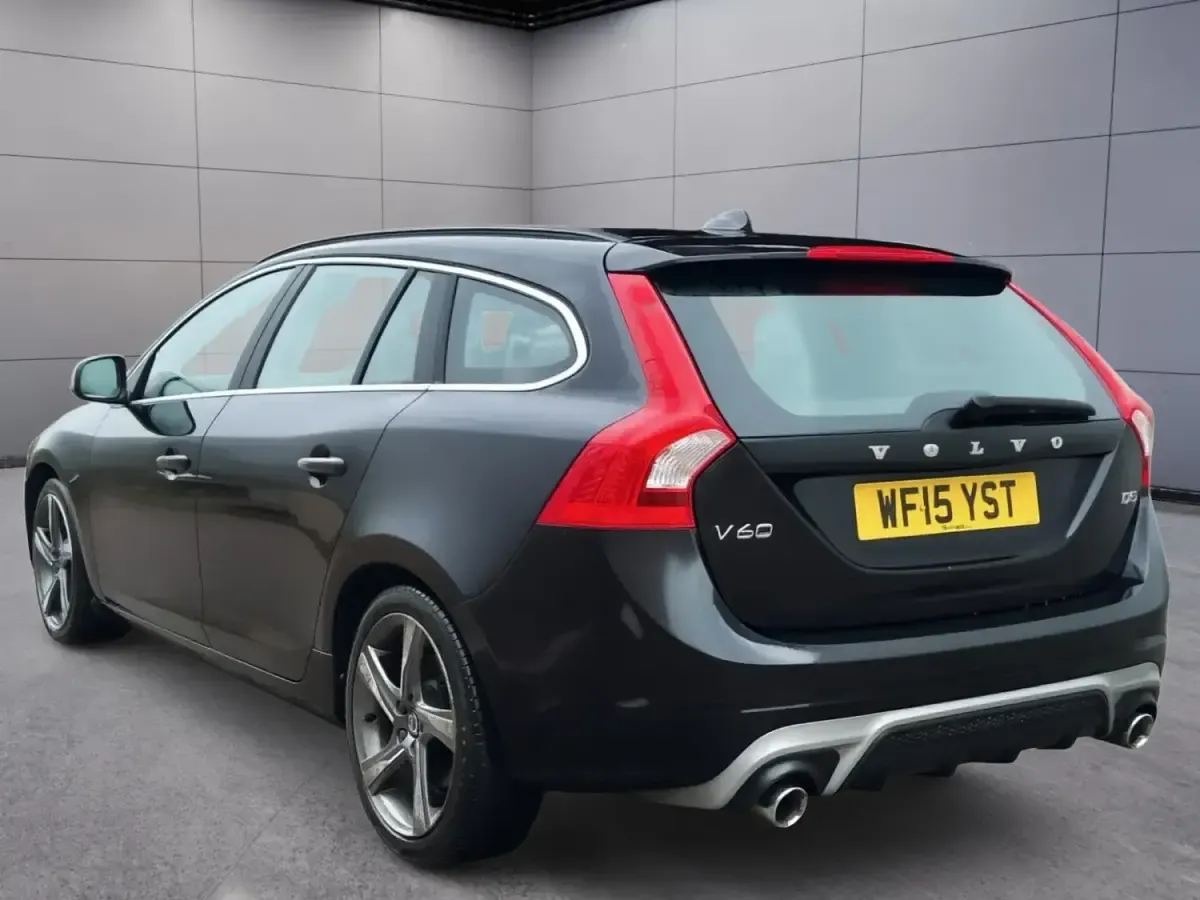 Używany Volvo V60 R-Design 2015 Czarny Kombi