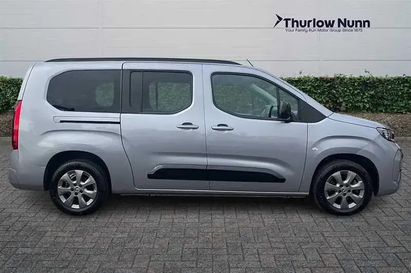 Begagnad Vauxhall Combo Ultimate 100 kW (136 HK) 2025 Grå Minibuss