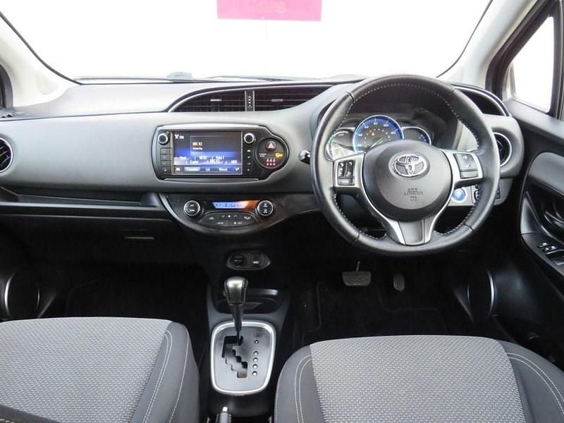 Used Toyota Yaris Hybrid 101 HP (74 kW) 2015 Grey Hatchback