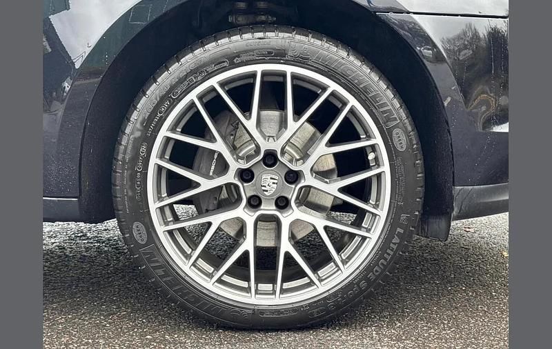 Used Porsche Macan 241 HP (177 kW) 2020 Black SUV