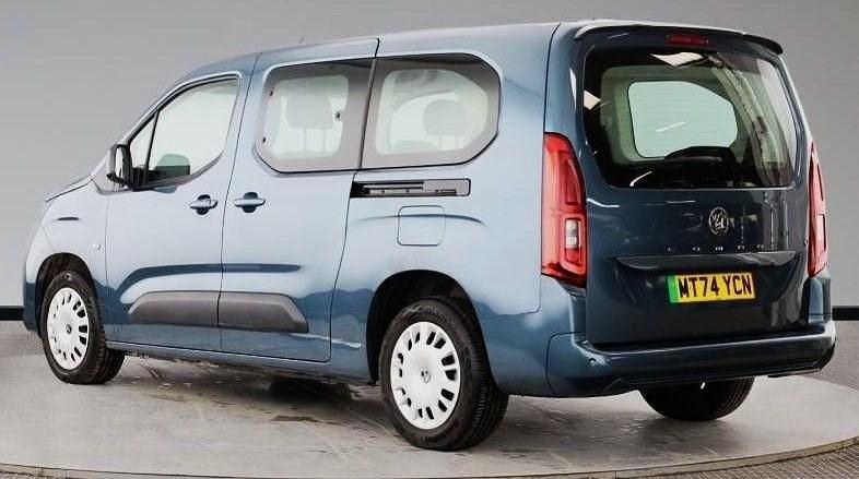 Second-hand Vauxhall Combo Design Edition 100 kW (136 CP) 2024 Albastru Monovolum