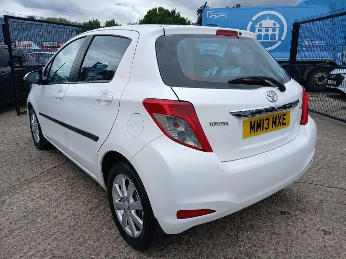 Used Toyota Yaris 101 HP (74 kW) 2013 White Hatchback