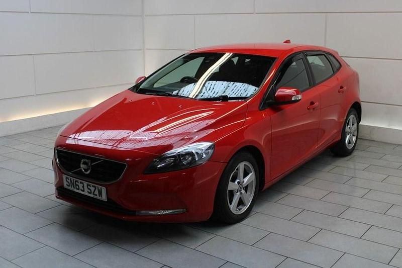 Used Volvo V40 115 HP (84 kW) 2013 Red Hatchback