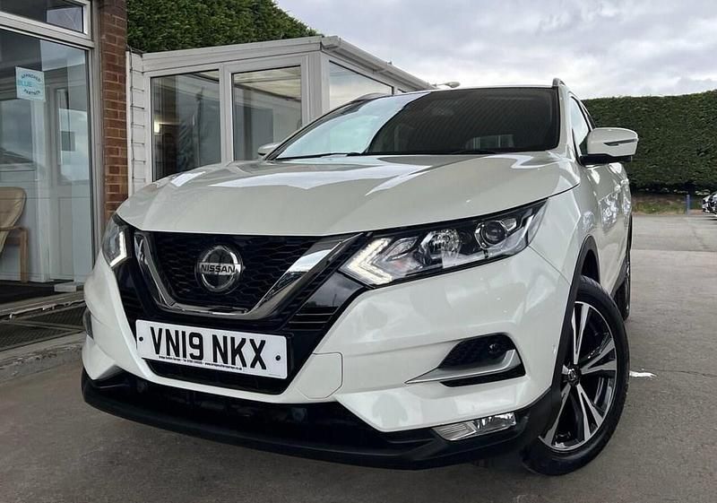 White Used 2019 Nissan Qashqai N-Connecta SUV | £11,895 (Good price) - Image 1/4