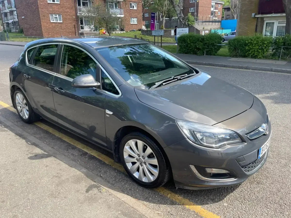 Usado Vauxhall Astra 2013 Gris Utilitario