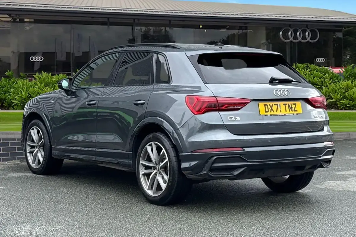 Begagnad Audi Q3 Black Edition 150 HK (110 kW) 2021 Grå SUV
