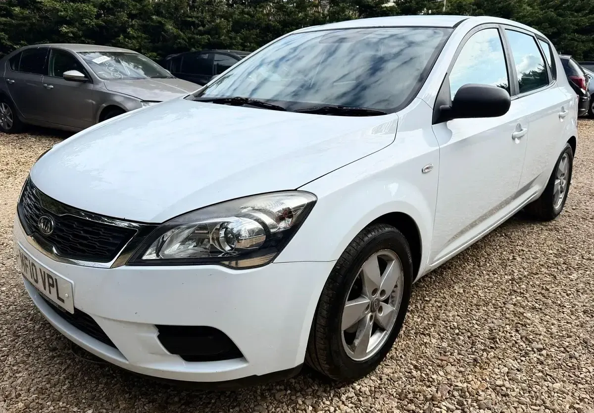 Used Kia Ceed 2010 White Hatchback