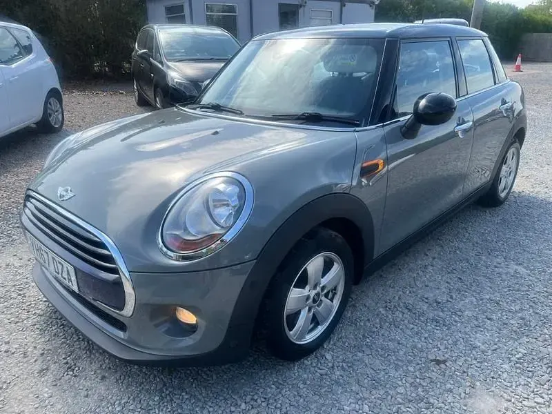 Usado Mini Cooper D Hatch 116 CV (85 kW) 2017 Gris Utilitario