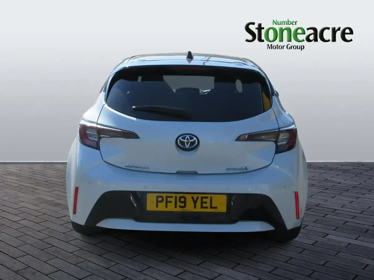 Used Toyota Corolla 122 HP (89 kW) 2019 White/black Hatchback