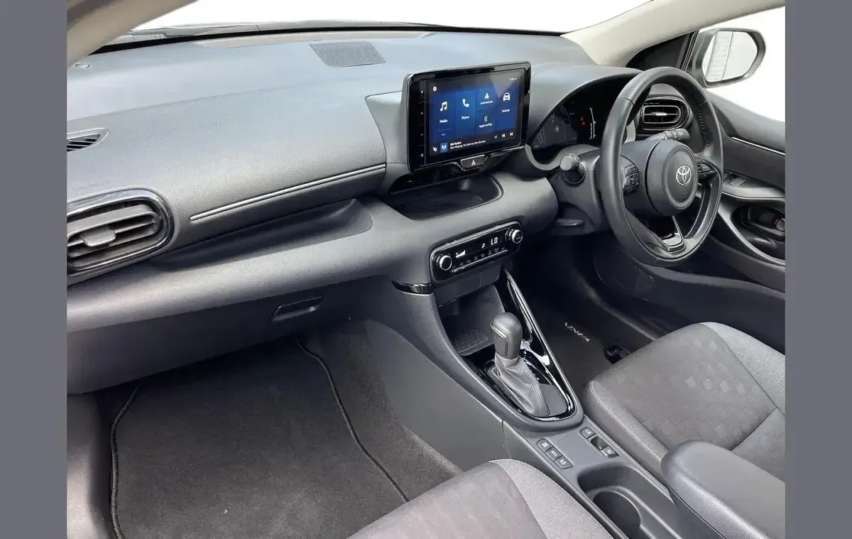Used Toyota Yaris Design 113 HP (83 kW) 2024 Silver Hatchback