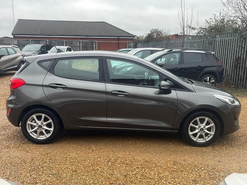 Used Ford Fiesta Zetec 100 HP (73 kW) 2018 Grey Hatchback