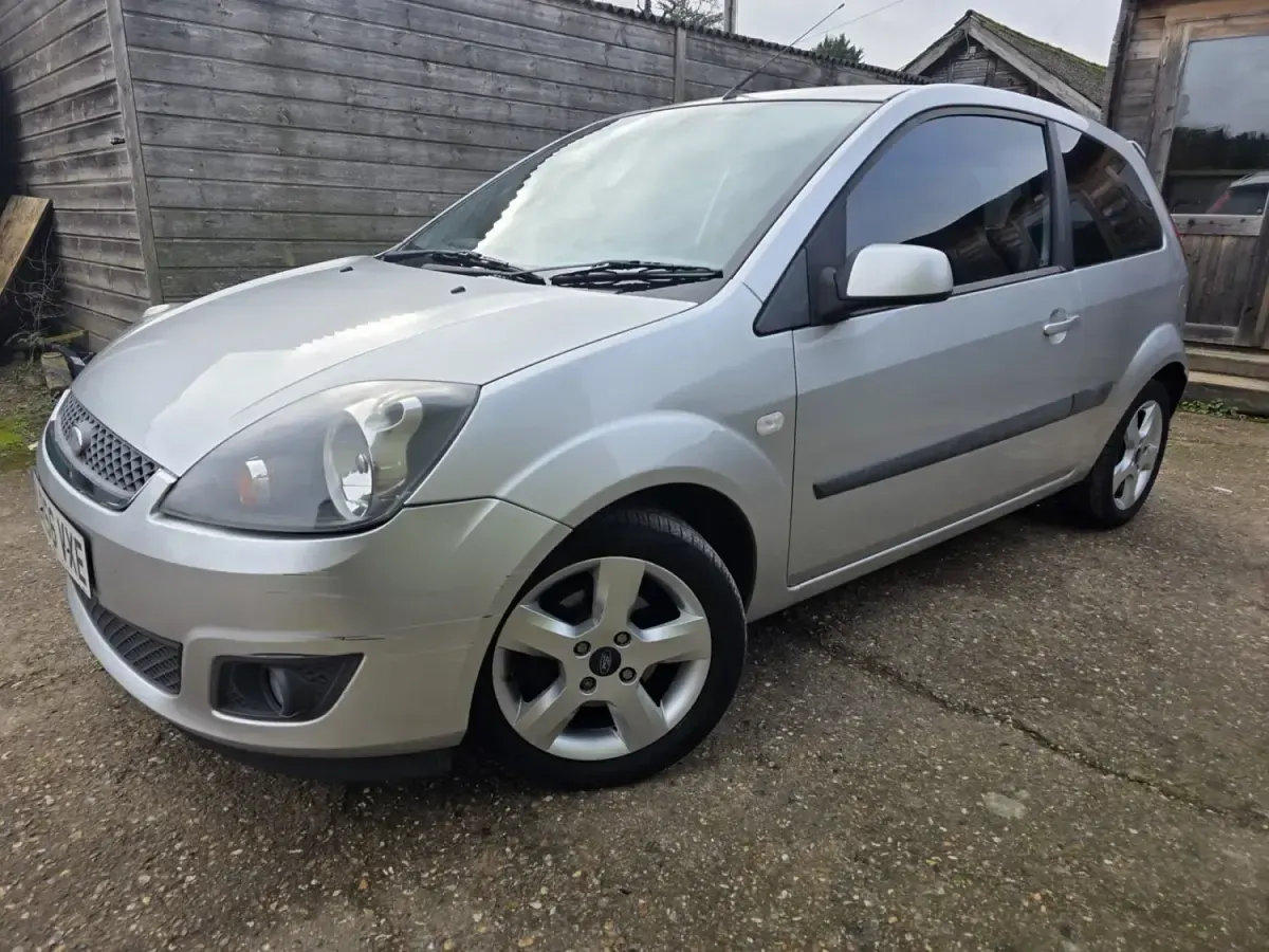 Second-hand Ford Fiesta 75 CP (55 kW) 2006 Argintiu Hatchback