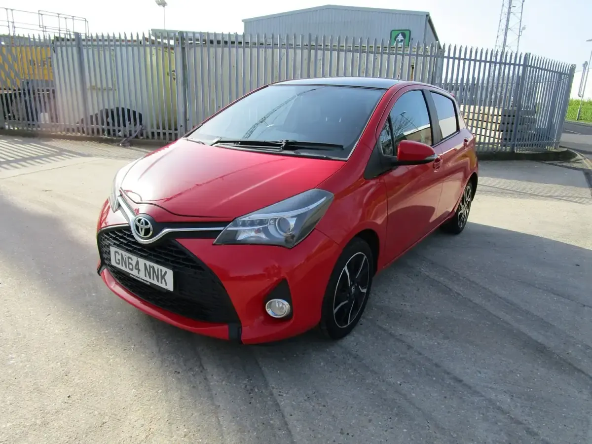 Begagnad Toyota Yaris Sport 99 HK (72 kW) 2014 Röd Halvkombi