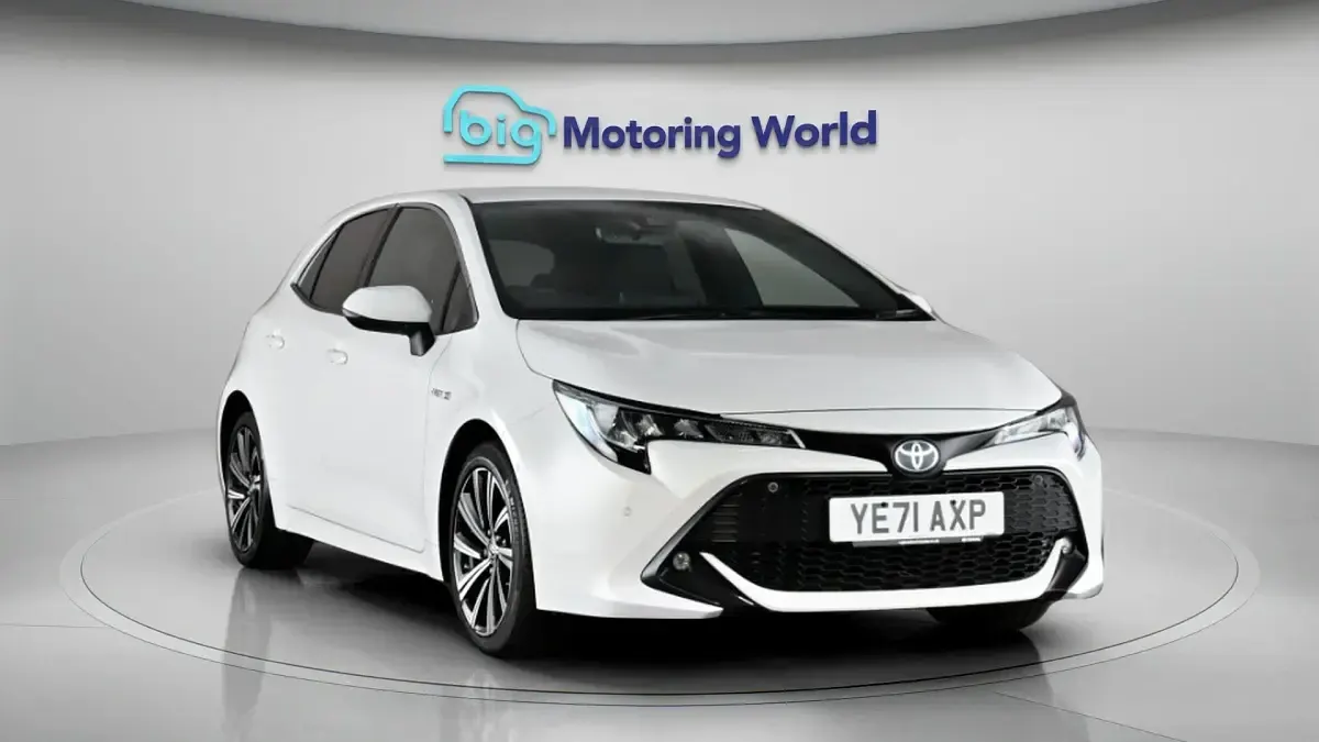 Used Toyota Corolla Design 122 HP (89 kW) 2021 White Hatchback