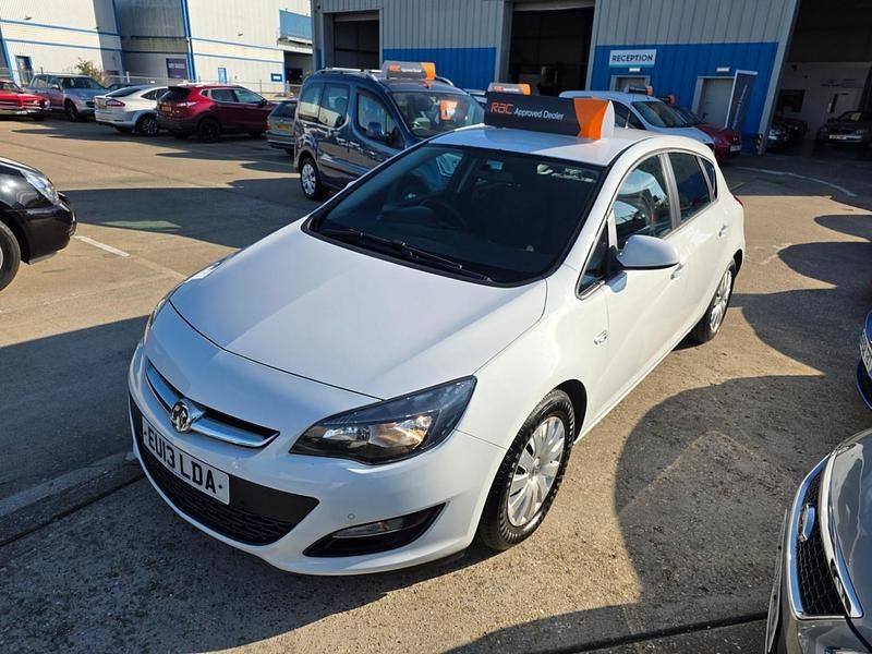 White Used 2013 Vauxhall Astra Hatchback | £1,999 - Image 1/4