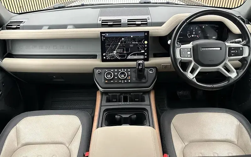 Used Land Rover Defender Dynamic 250 HP (183 kW) 2022 Silver SUV