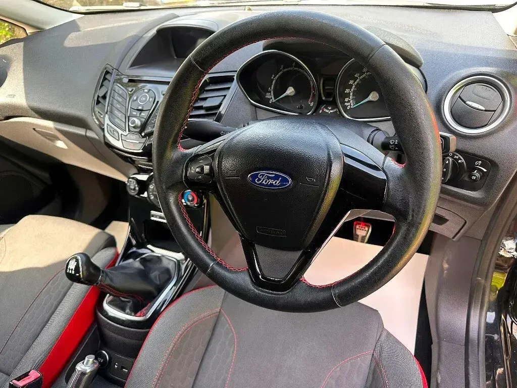 Used Ford Fiesta Zetec 140 HP (102 kW) 2015 Black Hatchback