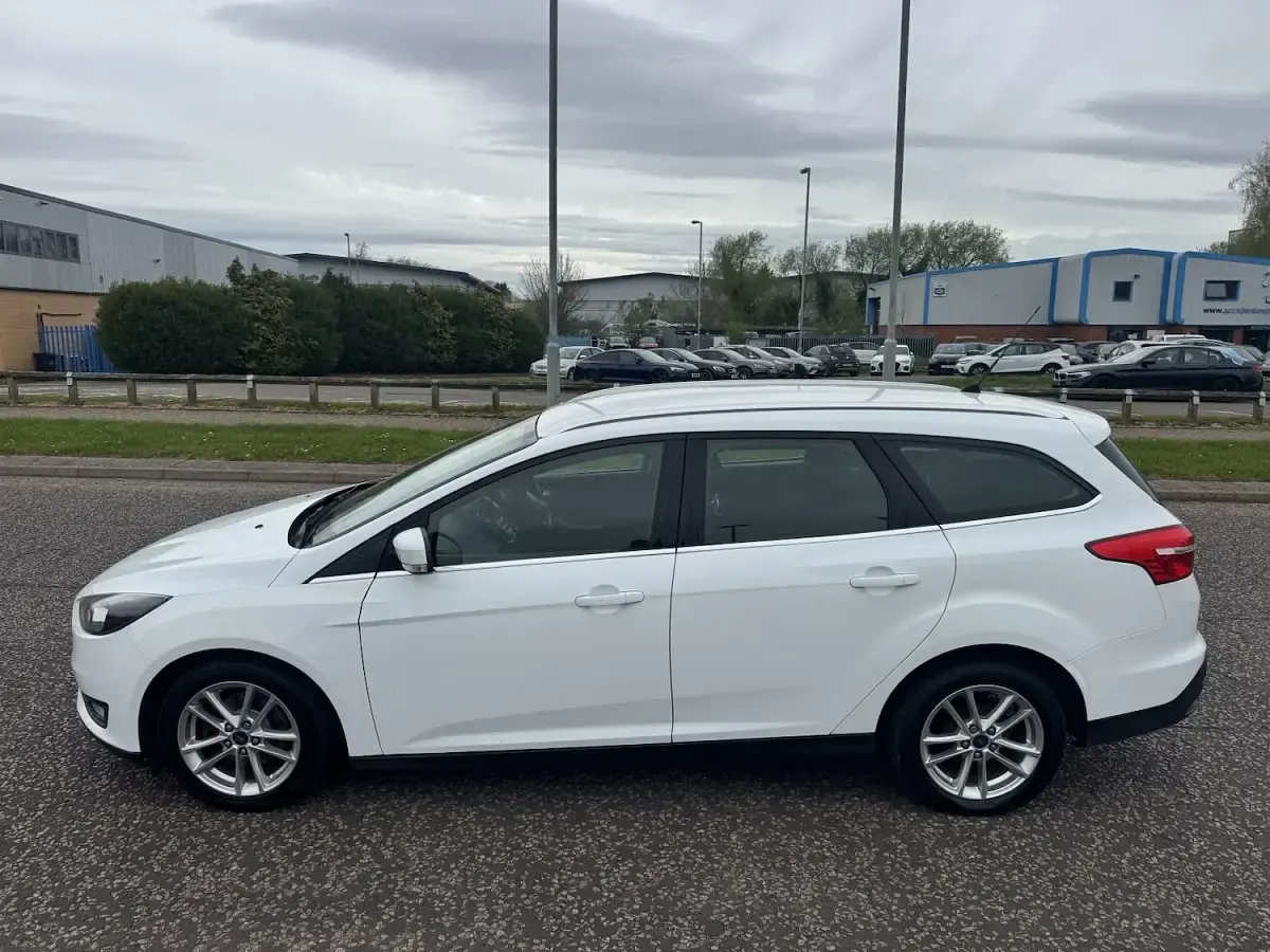 Used Ford Focus Zetec 120 HP (88 kW) 2016 White Estate