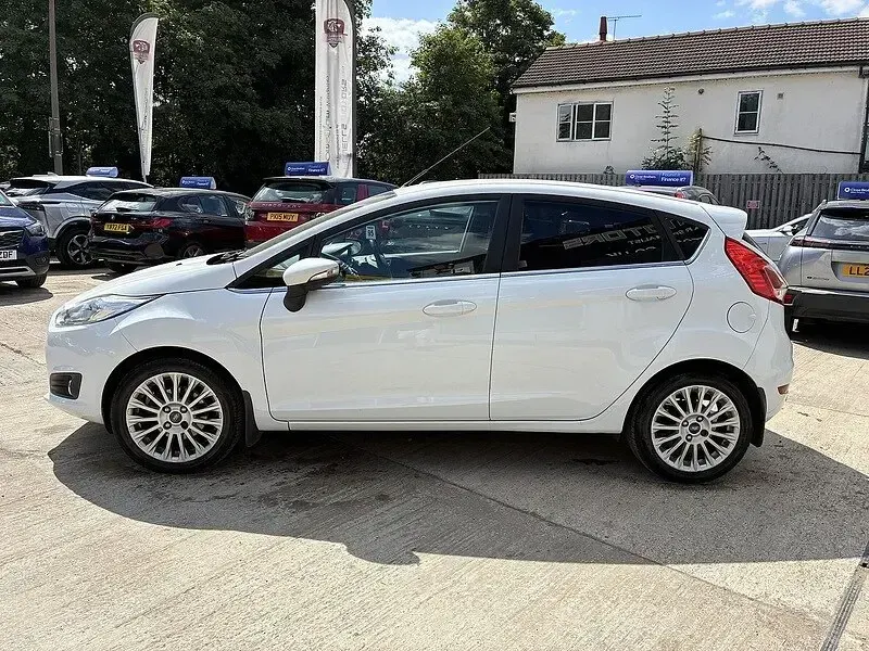 Used Ford Fiesta Titanium 2013 White Hatchback