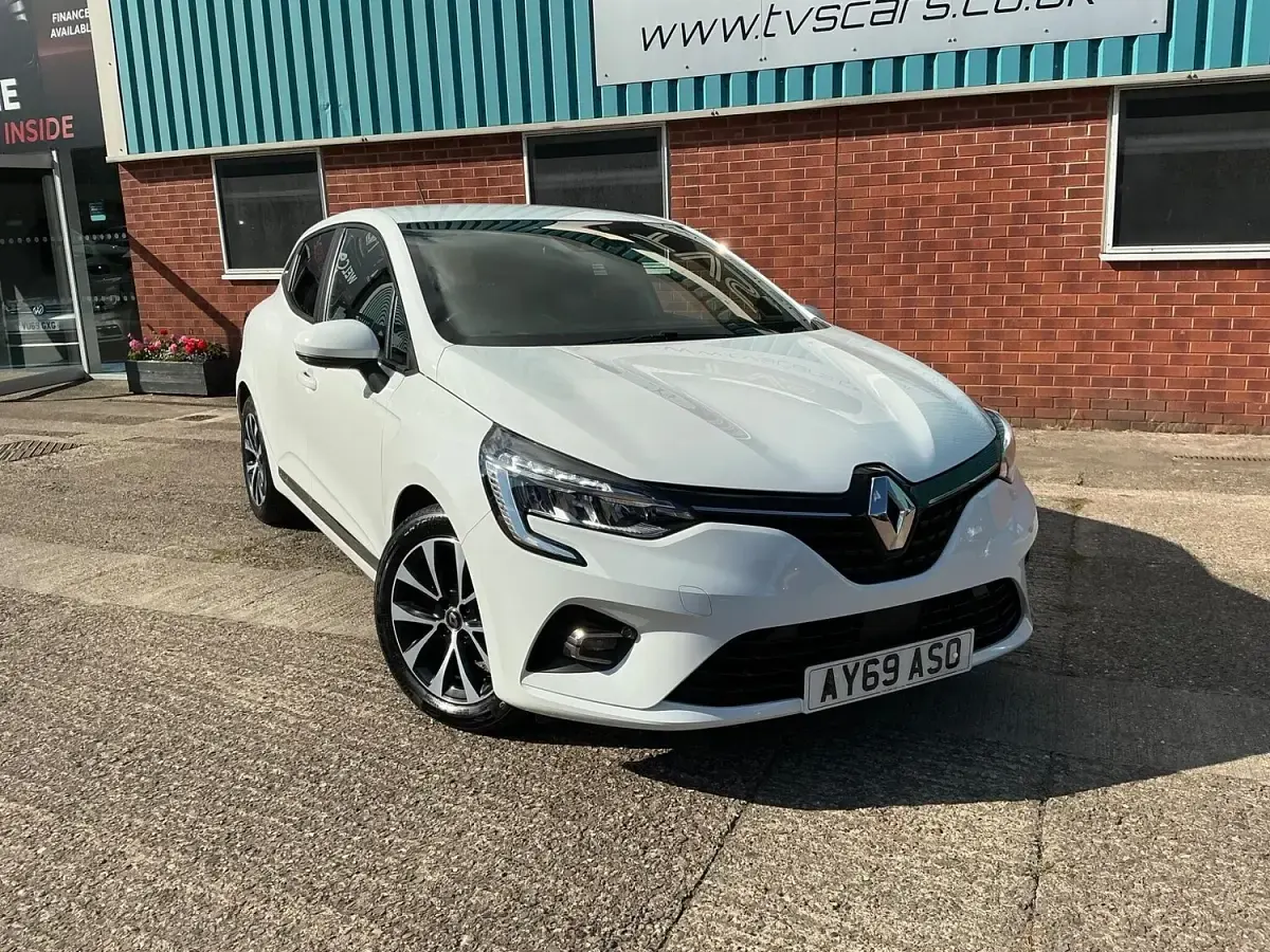 Used Renault Clio Iconic 100 HP (73 kW) 2019 White Hatchback