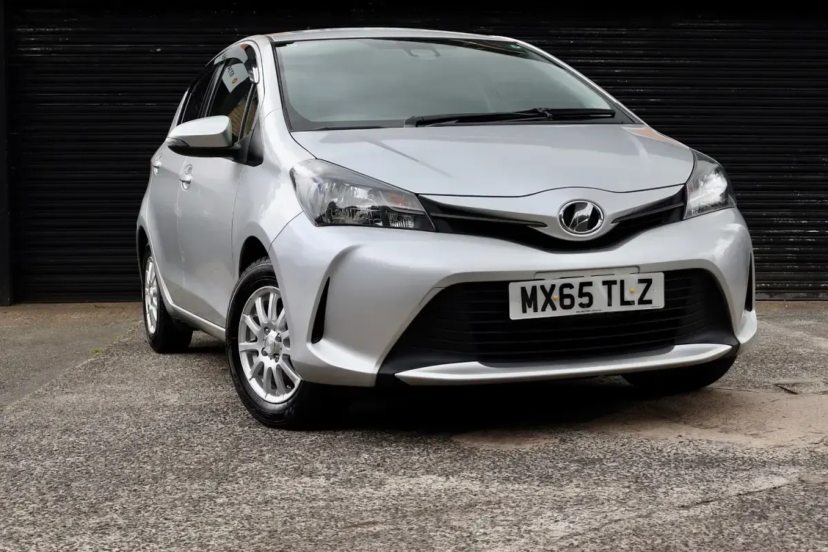 Used Toyota Yaris 99 HP (72 kW) 2015 Silver Hatchback