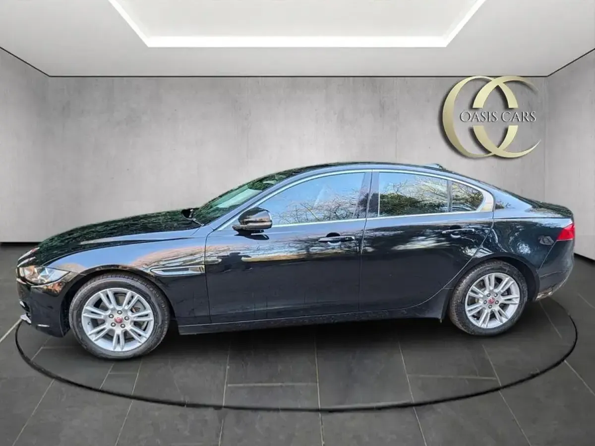 Używany Jaguar XE Prestige 180 KM (132 kW) 2018 Czarny Sedan/Limuzyna