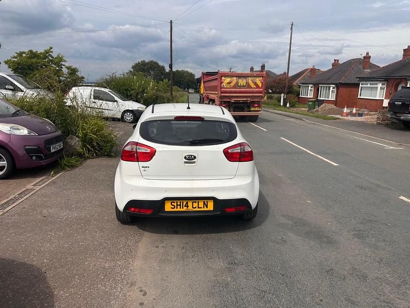 Used Kia Rio 2014 White Hatchback