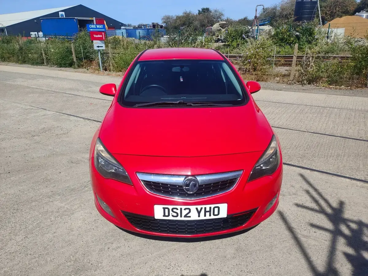 Used Vauxhall Astra SRi 165 HP (121 kW) 2012 Red Hatchback