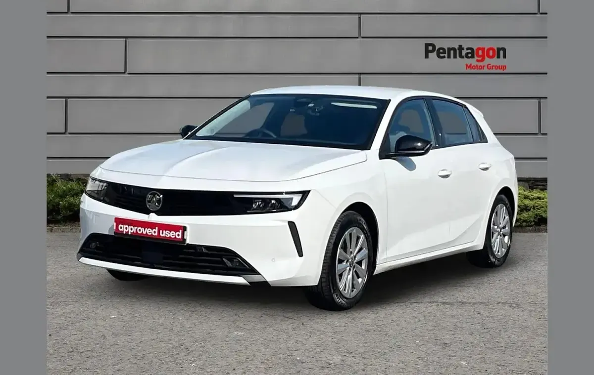 Used Vauxhall Astra Design Edition 108 HP (79 kW) 2023 White Hatchback