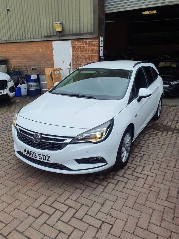 Used Vauxhall Astra Design Edition 134 HP (98 kW) 2019 White Estate