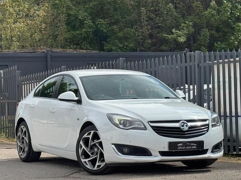 Second-hand Vauxhall Insignia Edition 2017 Alb Hatchback