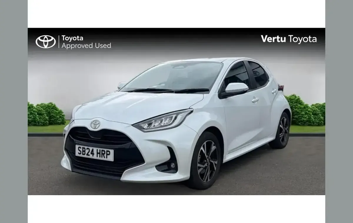 Used Toyota Yaris Design 113 HP (83 kW) 2024 White Hatchback
