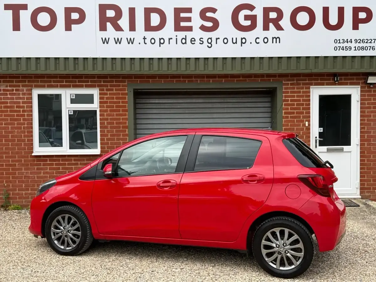 Used Toyota Yaris 99 HP (72 kW) 2016 Red Hatchback