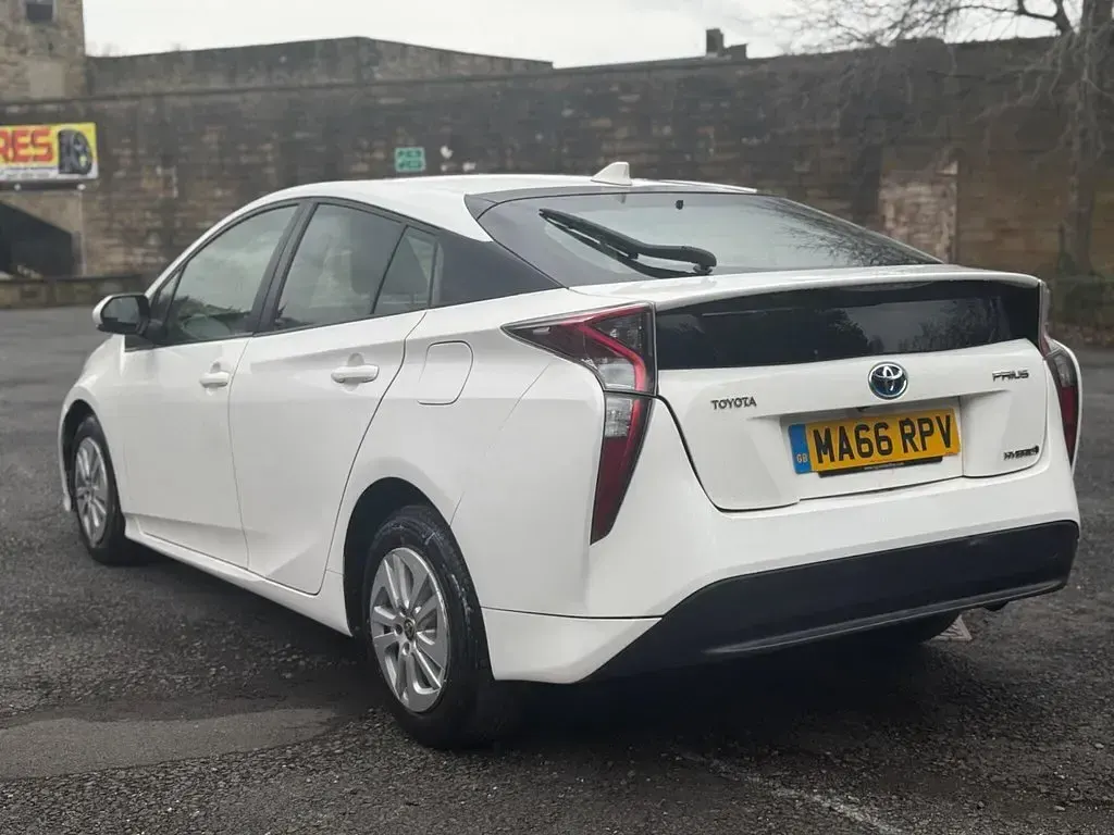 Used Toyota Prius Active 2016 White Hatchback