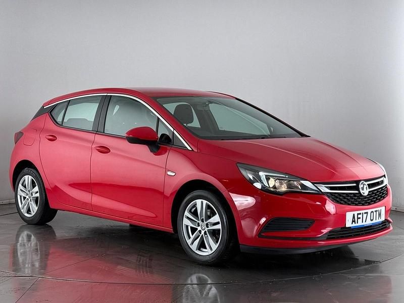 Used Vauxhall Astra Design Edition 105 HP (77 kW) 2017 Red Hatchback