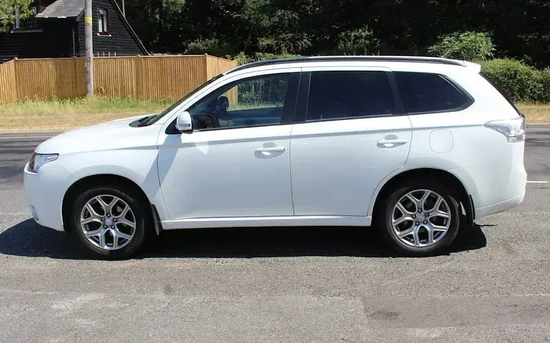 Used Mitsubishi Outlander P-HEV 200 HP (147 kW) 2015 White Estate