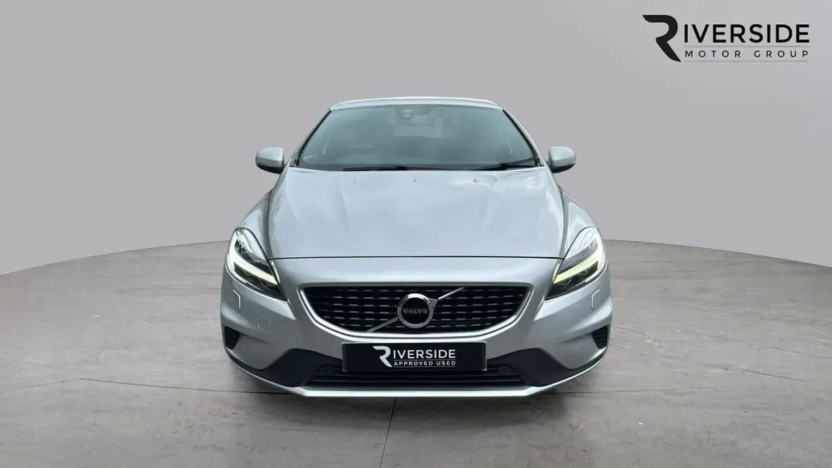 Used Volvo V40 R-Design Pro 120 HP (88 kW) 2018 Bright silver Hatchback