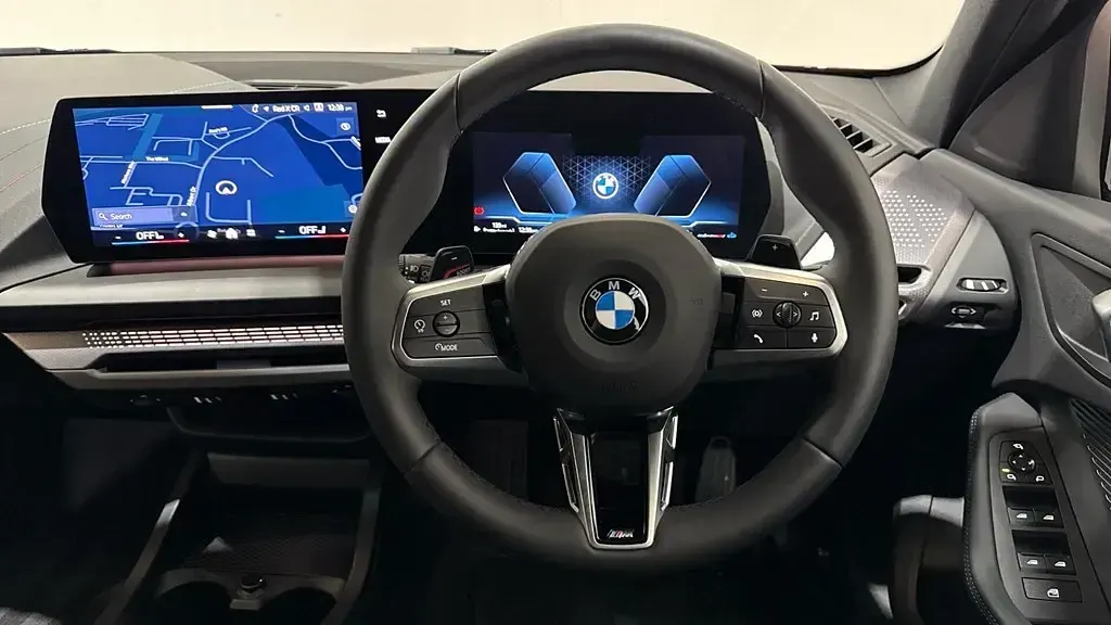 Begagnad BMW 120 M Sport 2025 Röd Halvkombi