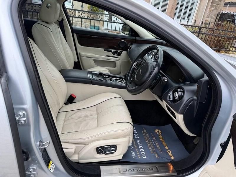 Used Jaguar XJ Portfolio 275 HP (202 kW) 2014 Silver Sedan