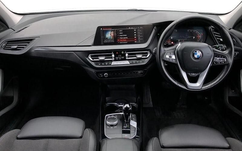 Used BMW 118 Sport Line 136 HP (100 kW) 2023 White Hatchback