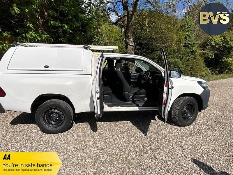 Used Toyota HiLux Active 150 HP (110 kW) 2018 White Pickup