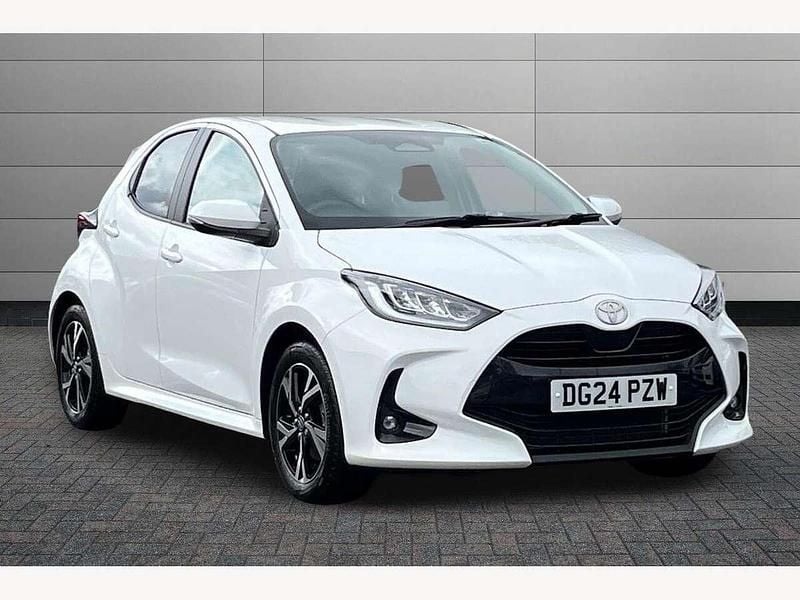 White Used 2024 Toyota Yaris Hybrid Design Hatchback | £20,450 (Fair price) - Image 1/2