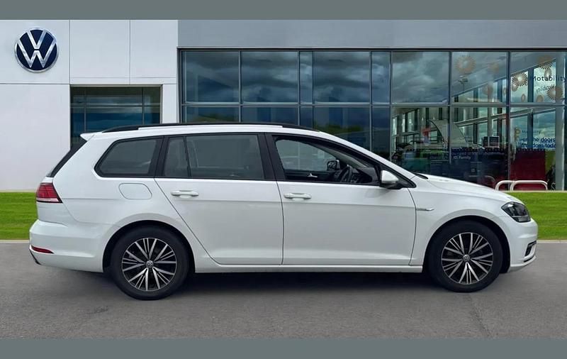 Used VW Golf VII SE 128 HP (94 kW) 2018 White Estate