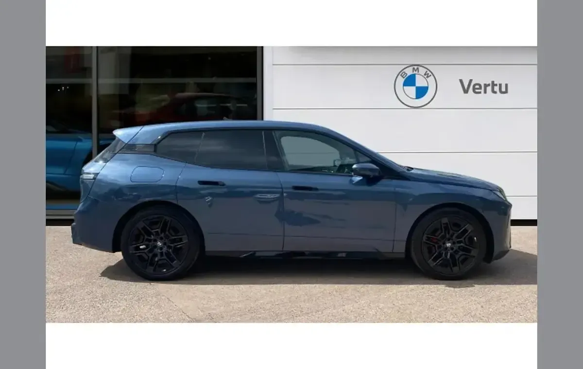 Usado BMW iX M Sport 300 kW (408 CV) 2025 Azul SUV