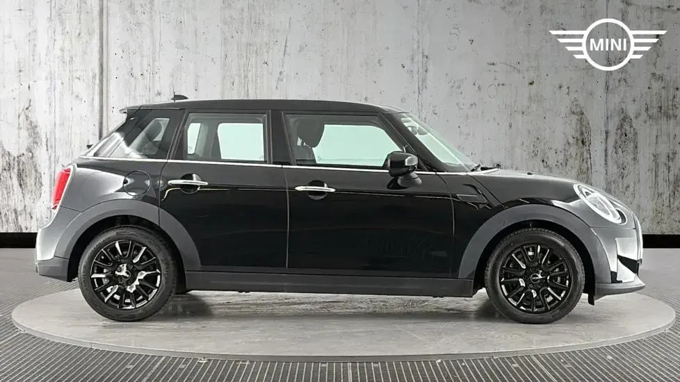 Usado Mini Cooper Classic 134 HP (98 kW) 2022 Preto Citadino