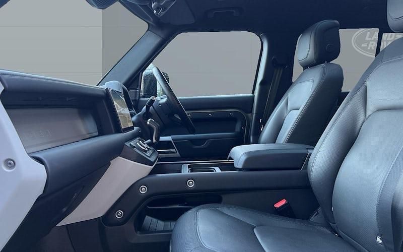 Used Land Rover Defender HSE Dynamic 249 HP (183 kW) 2025 Estate