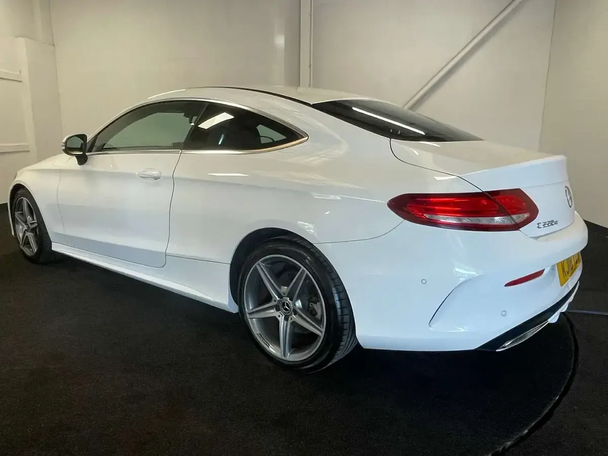 Usado Mercedes C220 AMG line 170 CV (125 kW) 2018 Blanco Coupe