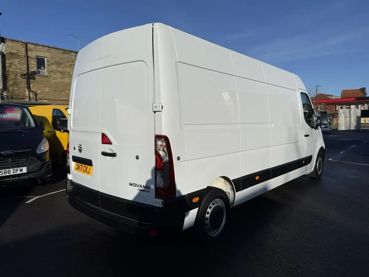Used Vauxhall Movano Edition 135 HP (99 kW) 2021 White MPV